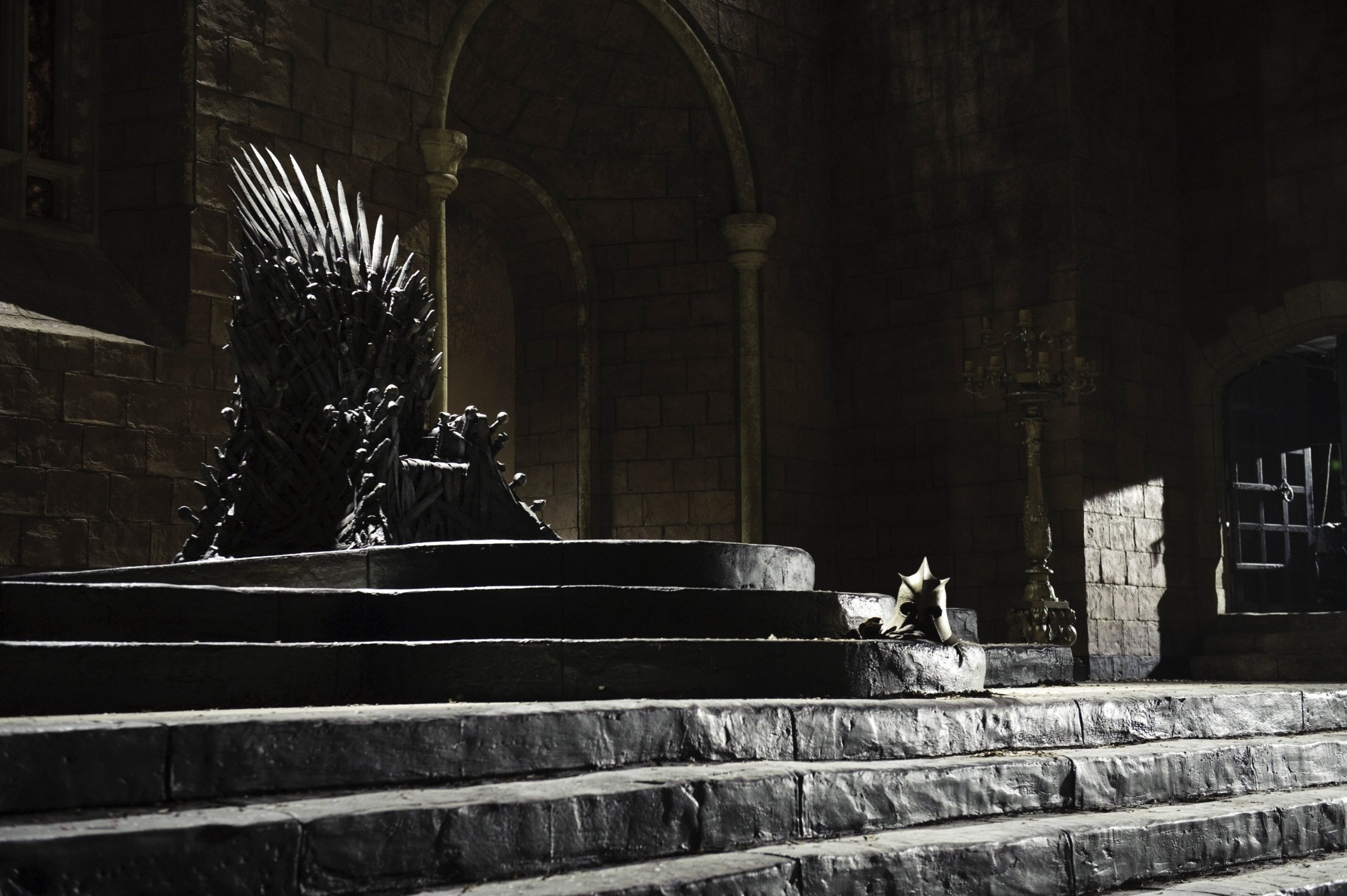 Imagem do trono de Game Of Thrones vazio.
